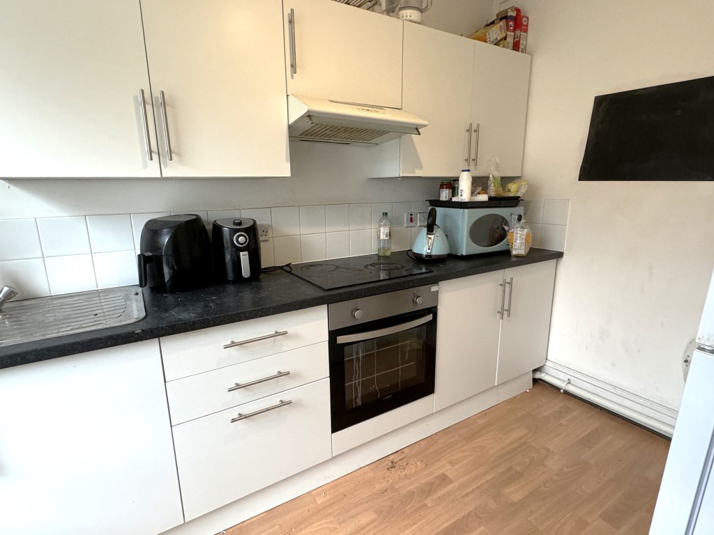 Lot: 199 - ELEVEN-UNIT LICENSED HMO IN CENTRAL LOCATION - Kitchen showing oven